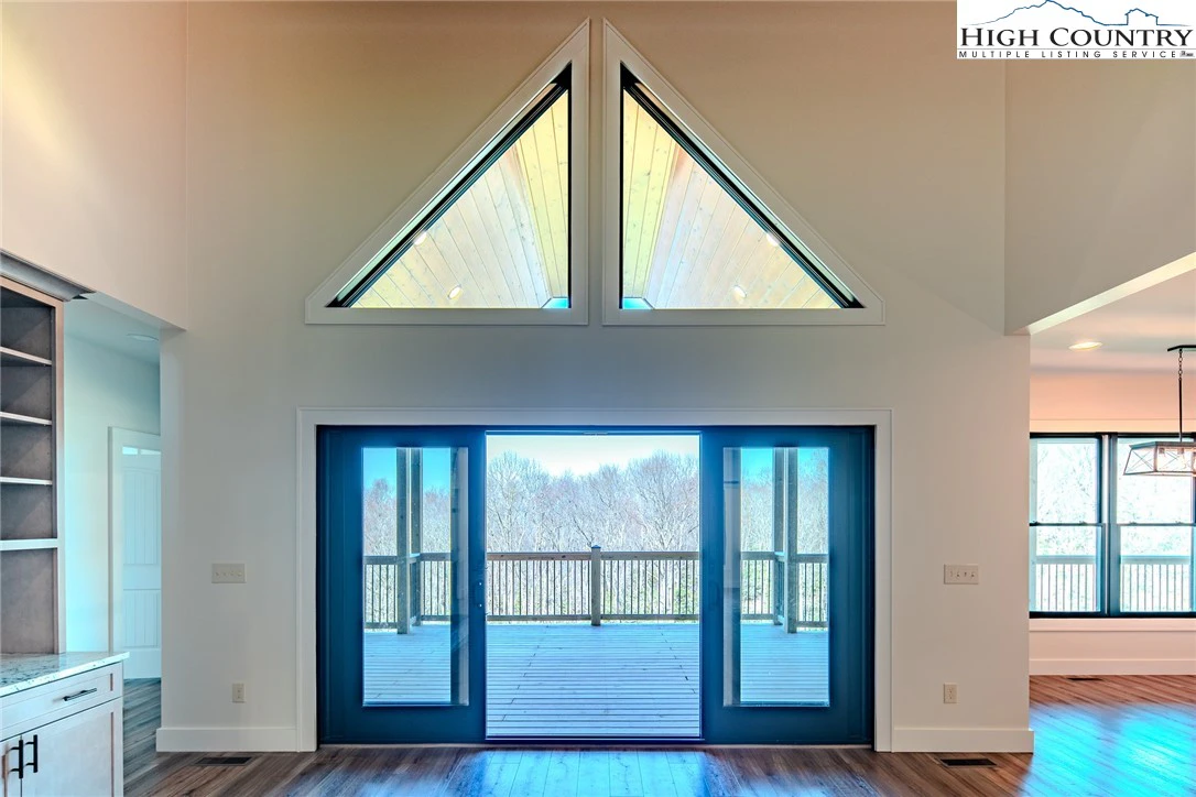 Image number 9 for the current listing