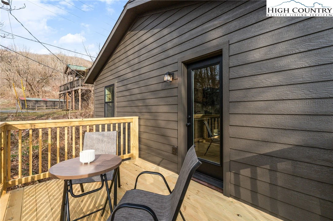 Image number 19 for the current listing