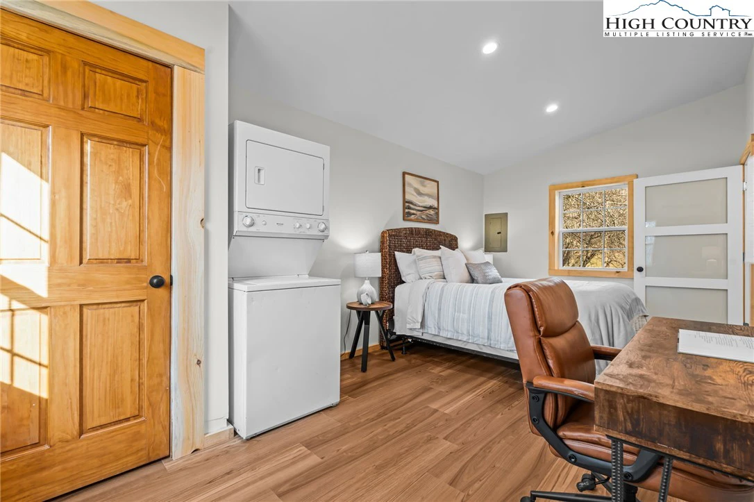 Image number 2 for the current listing