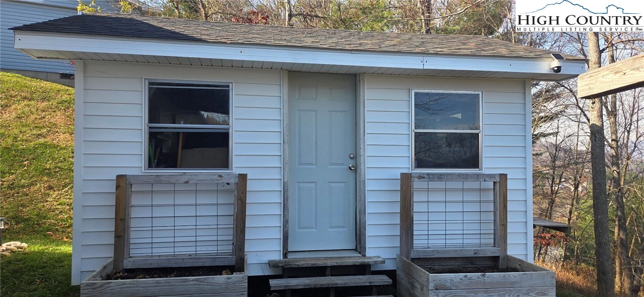 Image number 19 for the current listing