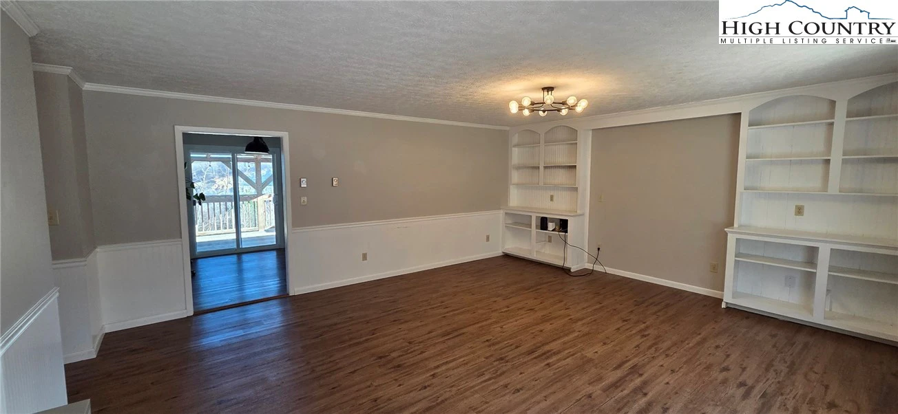 Image number 2 for the current listing