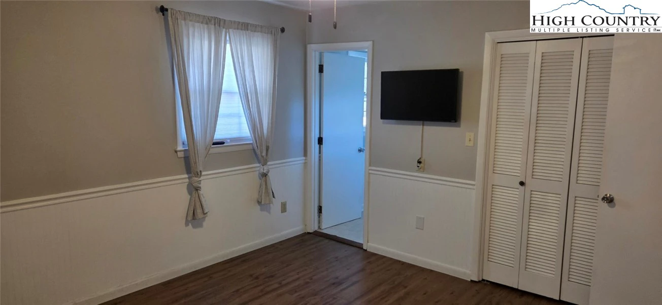 Image number 8 for the current listing