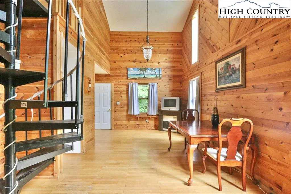 Image number 1 for the current listing