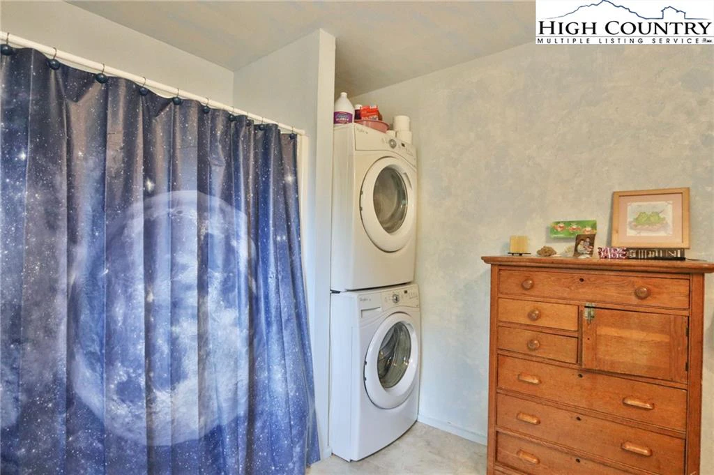 Image number 9 for the current listing