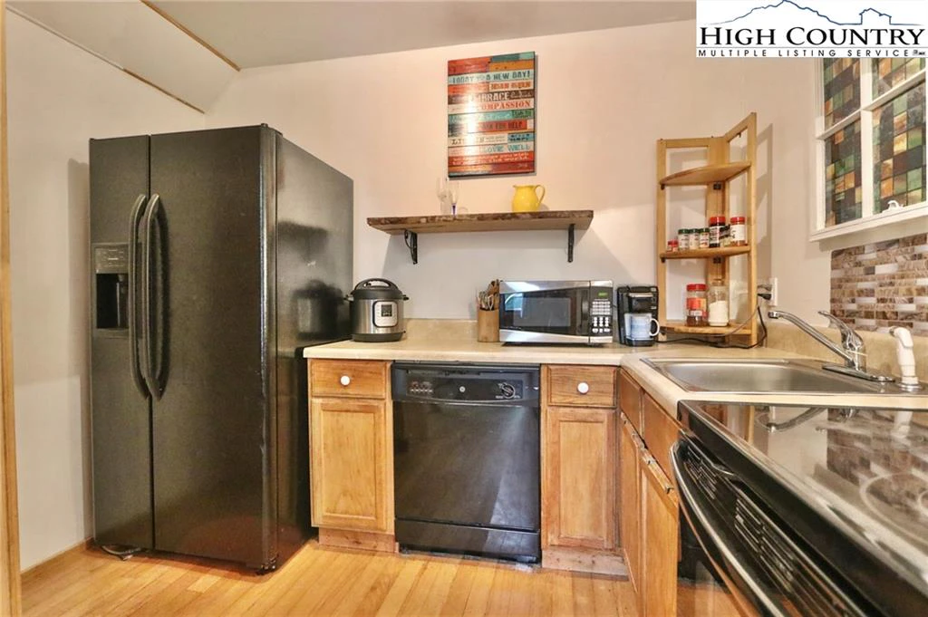 Image number 5 for the current listing
