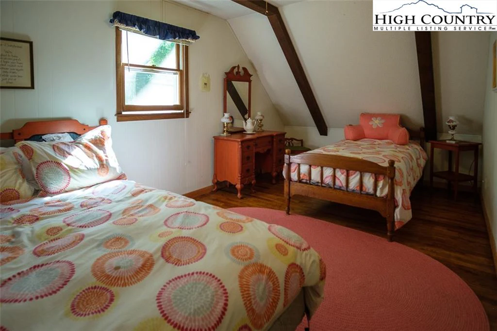 Image number 4 for the current listing