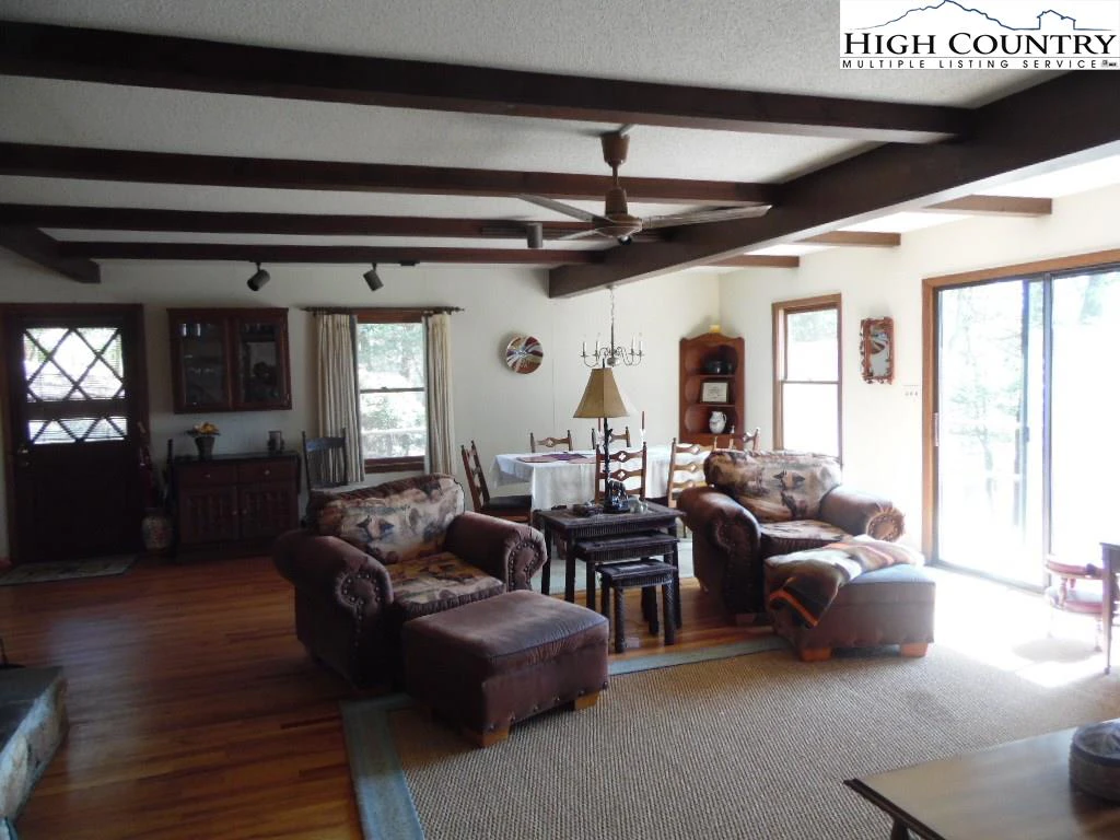 Image number 14 for the current listing