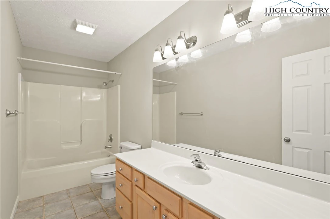Image number 2 for the current listing