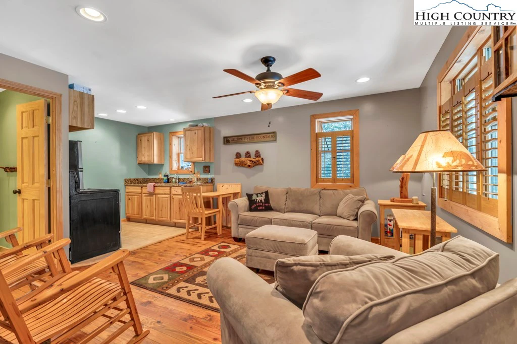 Image number 1 for the current listing