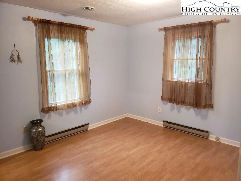 Image number 21 for the current listing