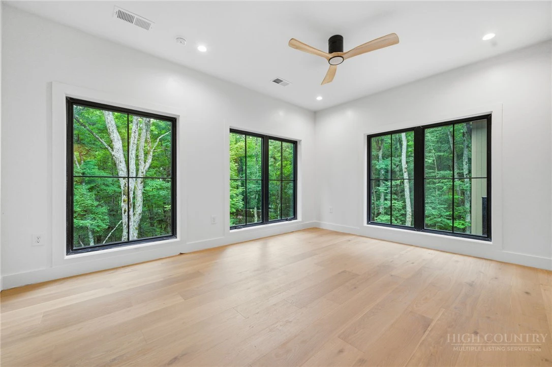 Image number 18 for the current listing