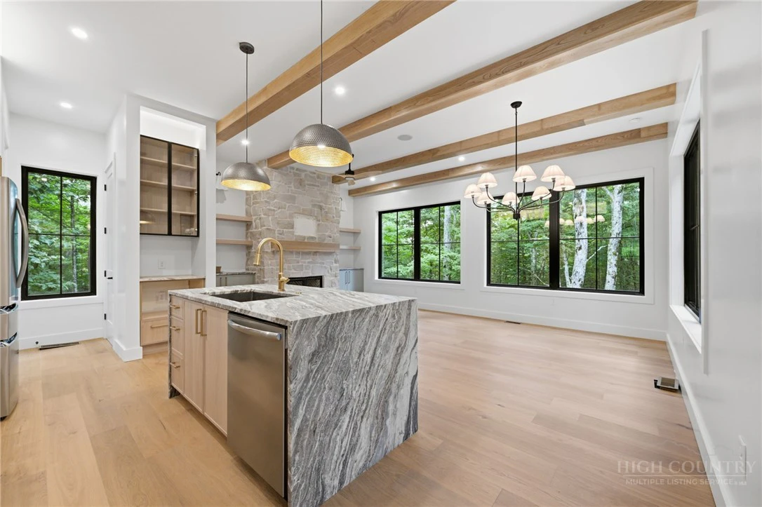 Image number 8 for the current listing