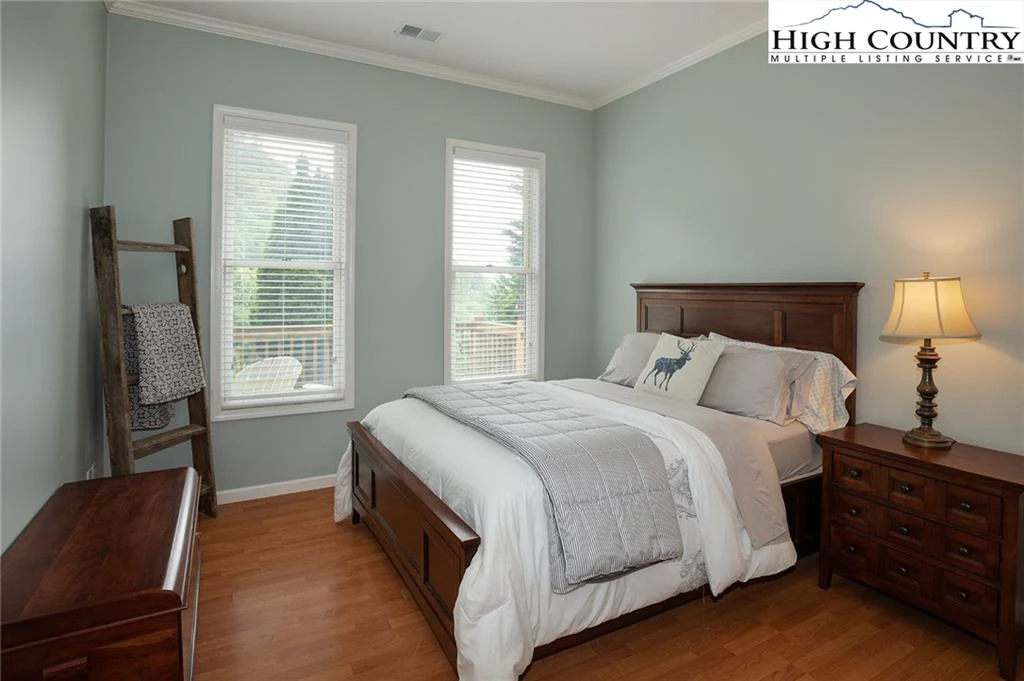 Image number 11 for the current listing