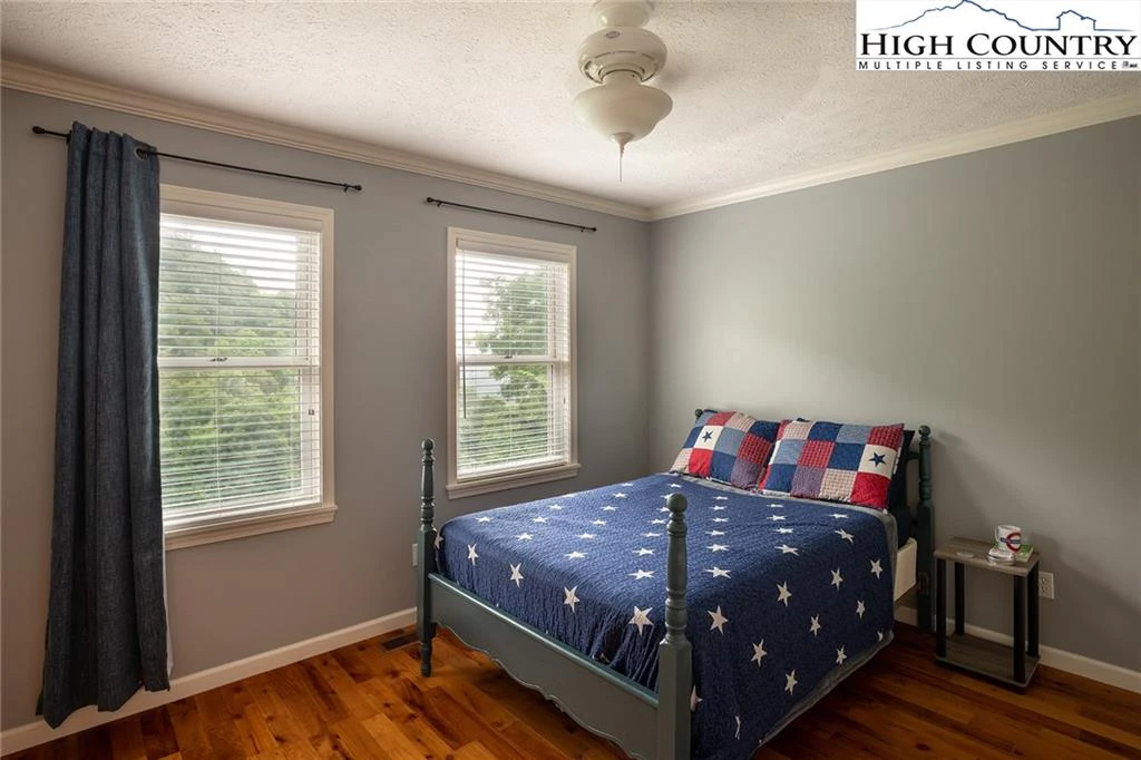 Image number 4 for the current listing