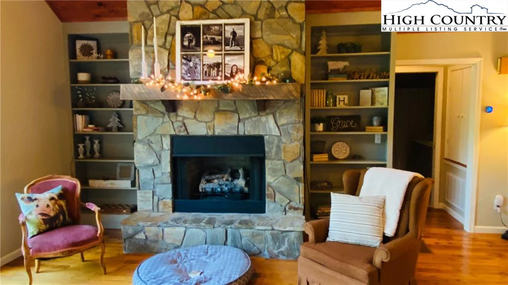 Image number 9 for the current listing