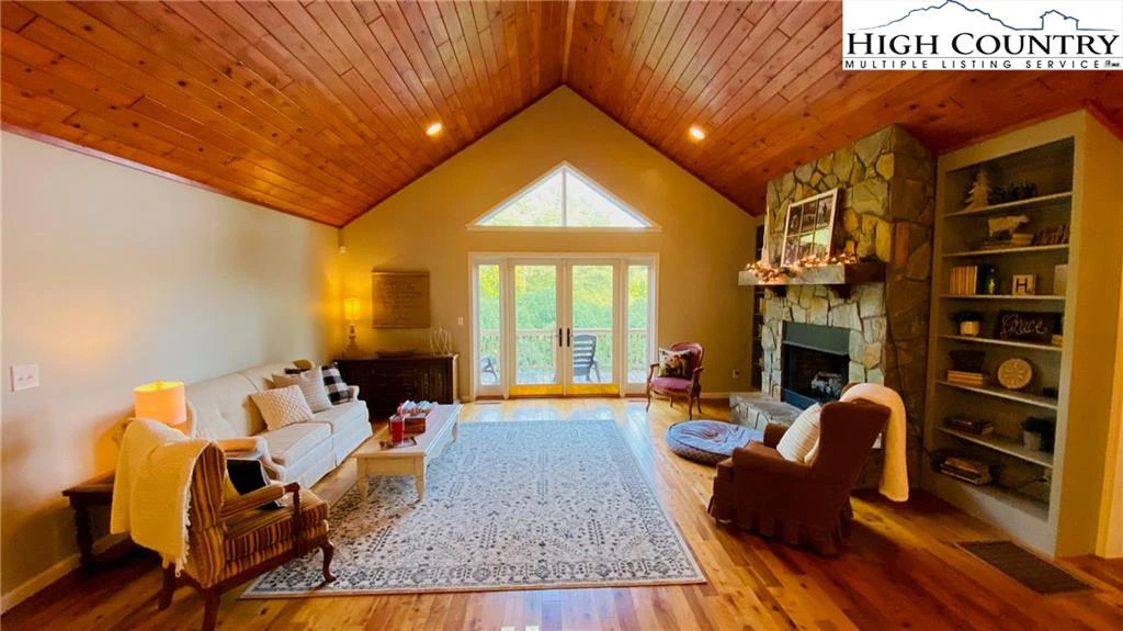 Image number 13 for the current listing
