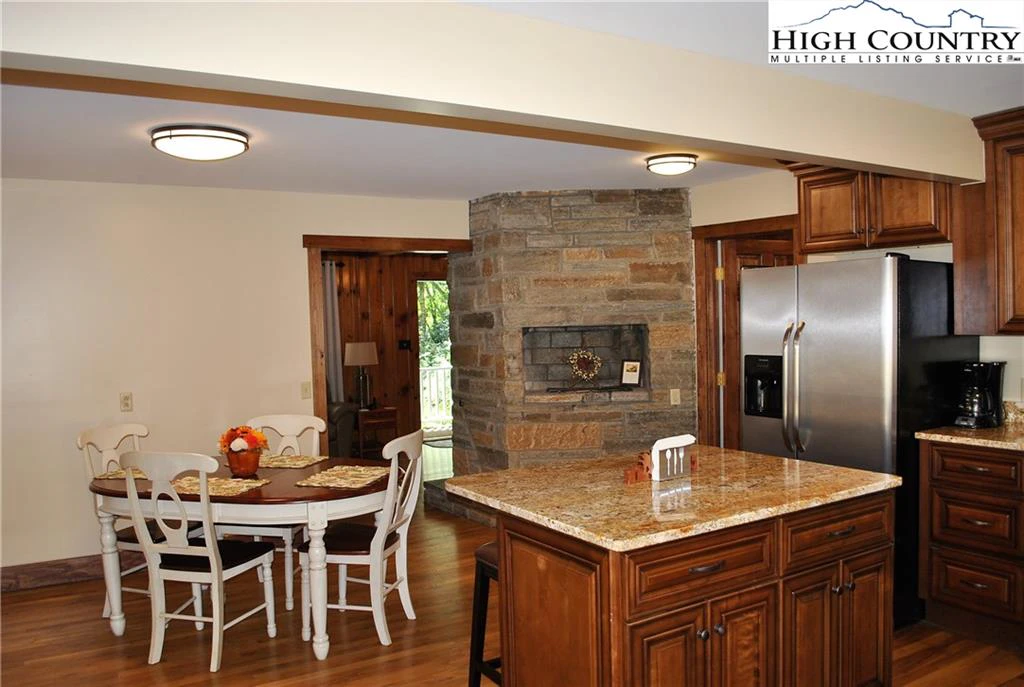 Image number 21 for the current listing