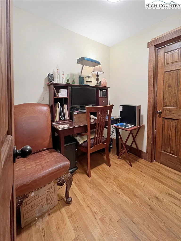 Image number 7 for the current listing