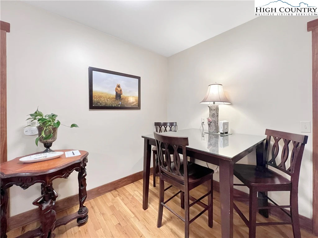 Image number 19 for the current listing