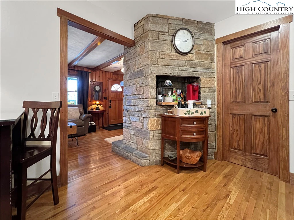 Image number 18 for the current listing