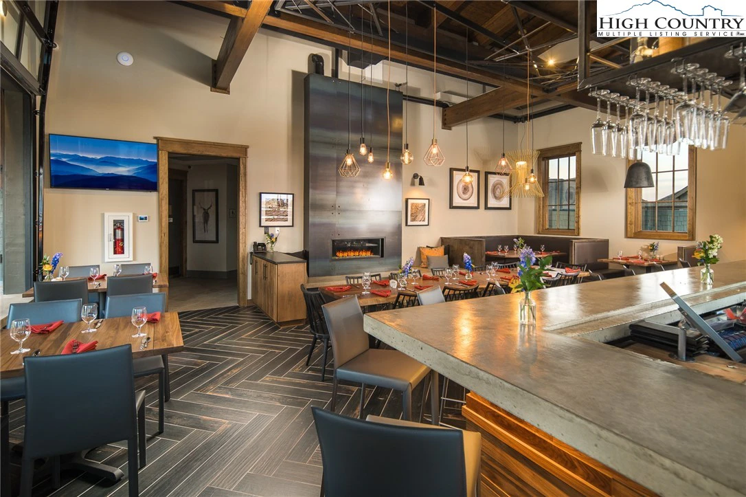 Image number 4 for the current listing