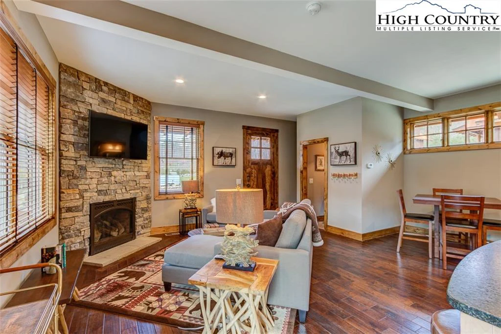 Image number 4 for the current listing