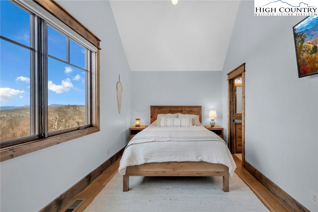 Image number 3 for the current listing