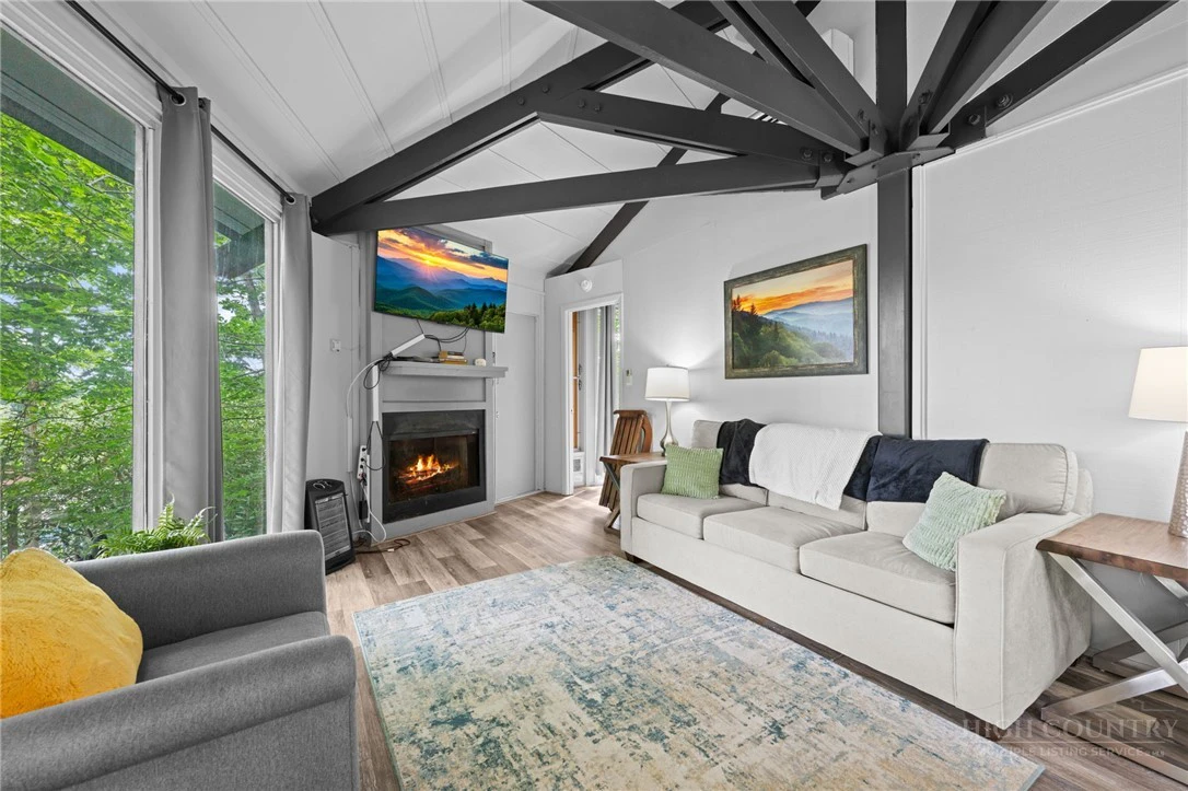 Image number 9 for the current listing