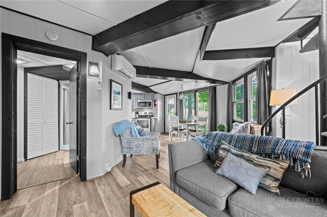 Image number 19 for the current listing