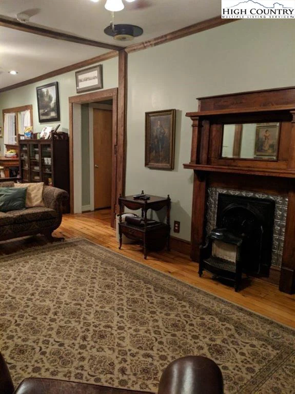 Image number 10 for the current listing