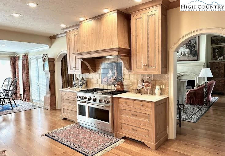 Image number 6 for the current listing