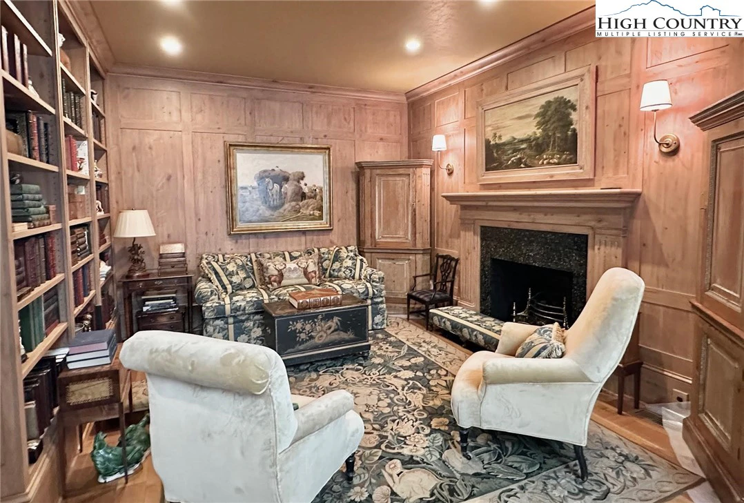 Image number 8 for the current listing