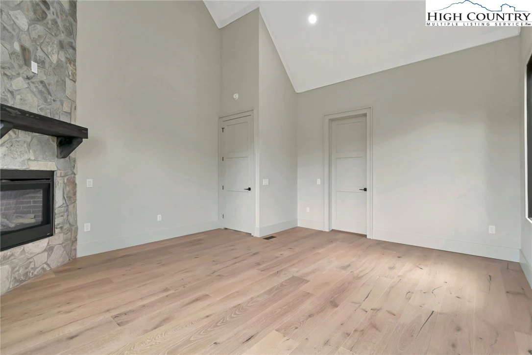 Image number 3 for the current listing
