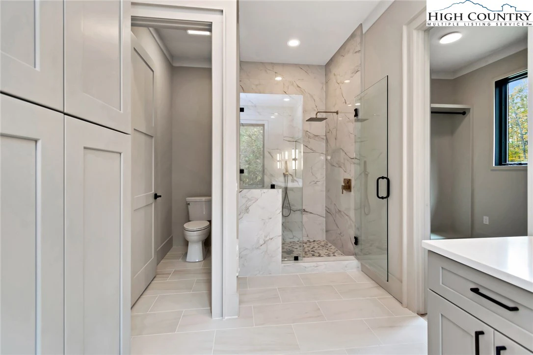 Image number 4 for the current listing