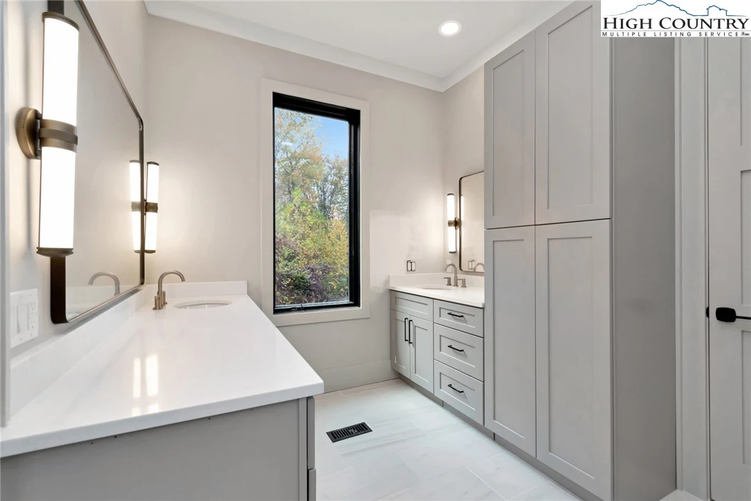 Image number 5 for the current listing