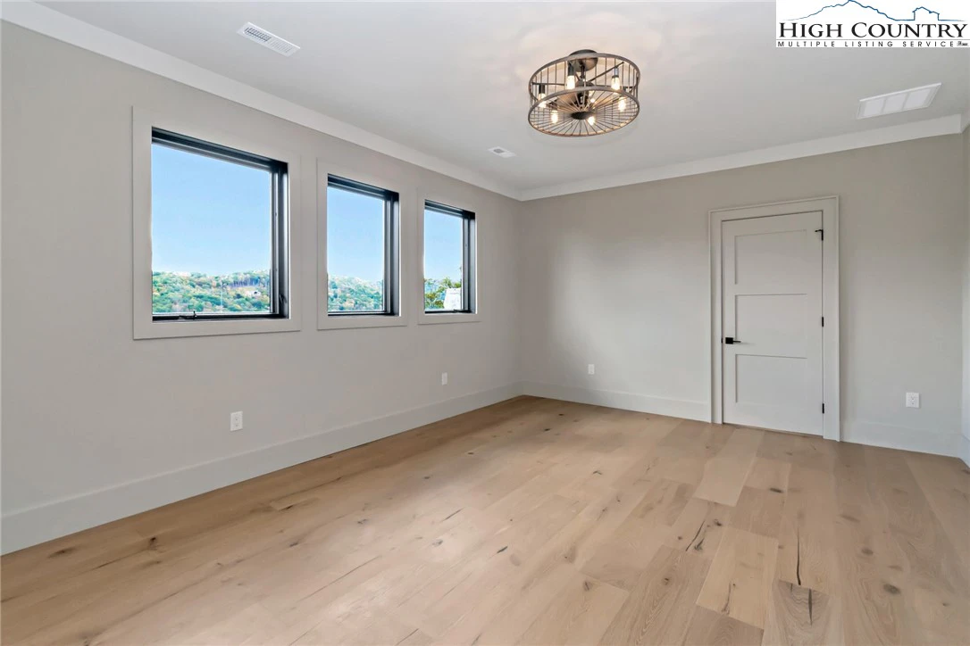 Image number 10 for the current listing