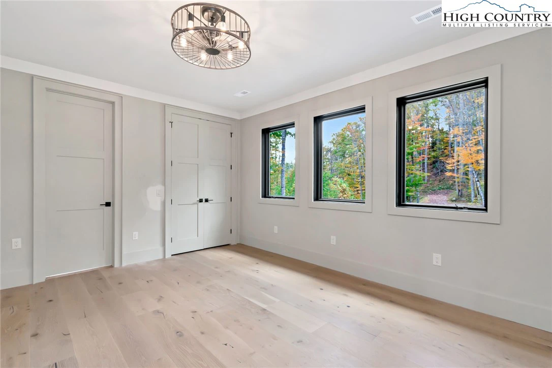 Image number 12 for the current listing