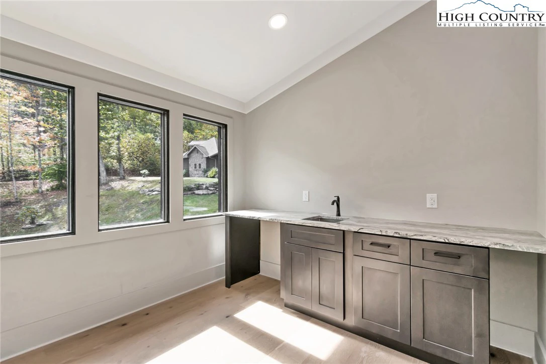 Image number 18 for the current listing