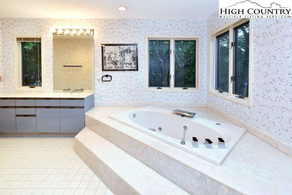 Image number 11 for the current listing