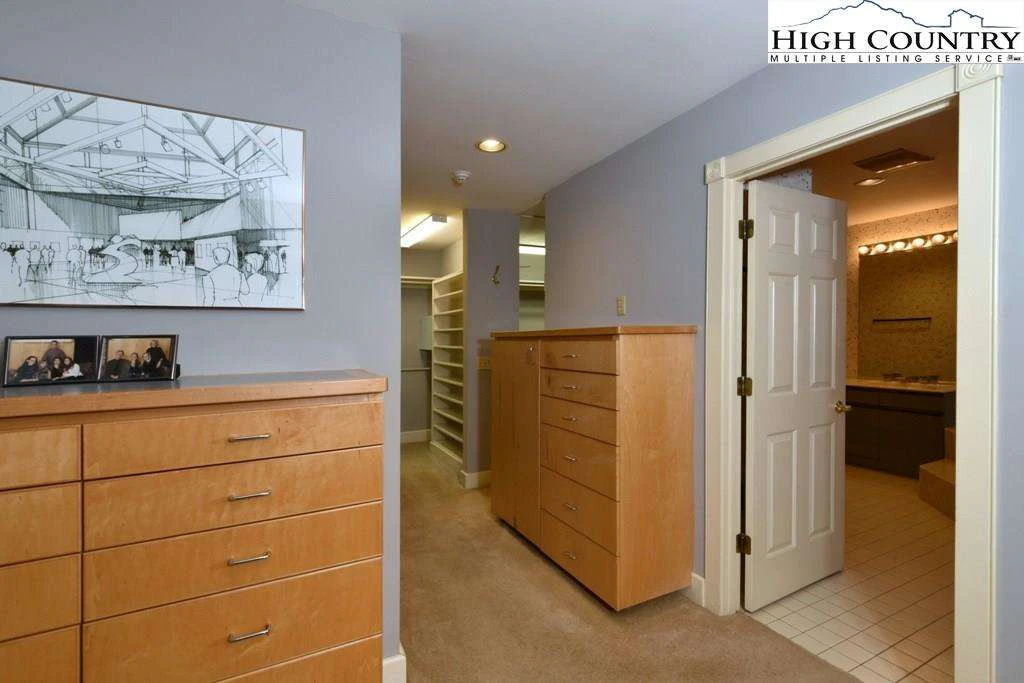 Image number 3 for the current listing
