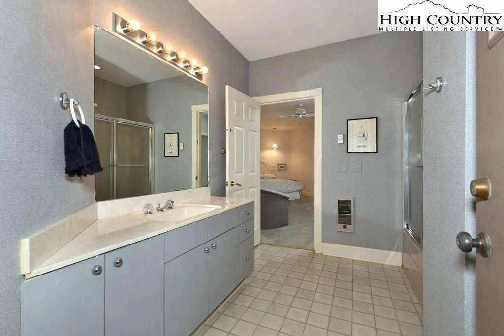 Image number 4 for the current listing