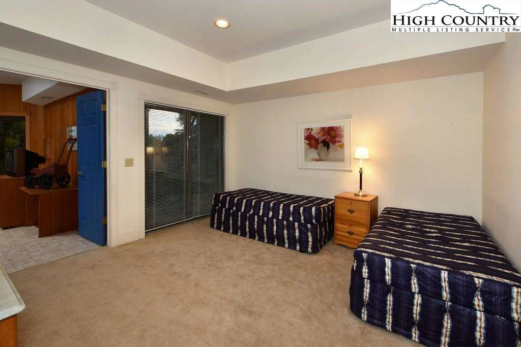 Image number 6 for the current listing