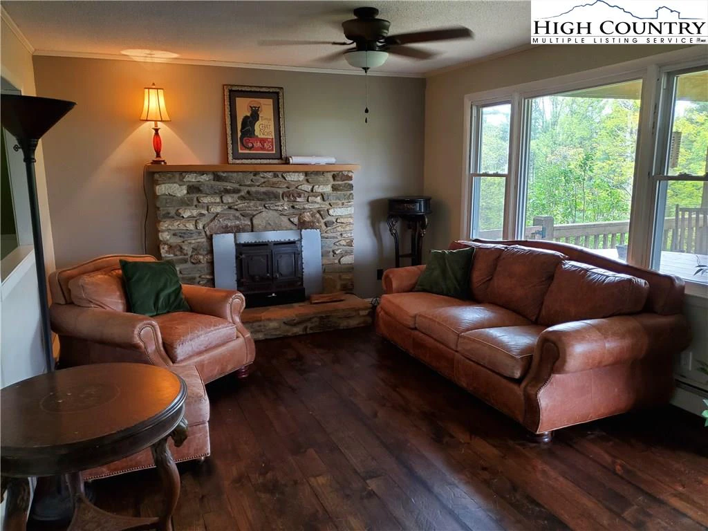 Image number 2 for the current listing