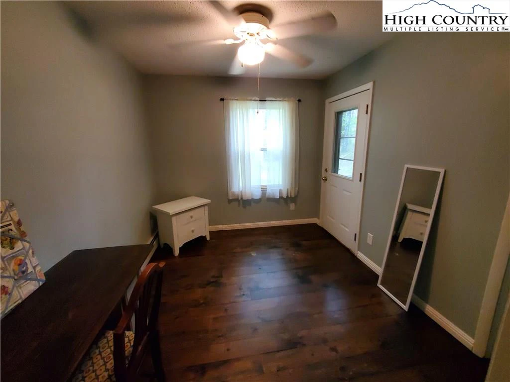 Image number 3 for the current listing