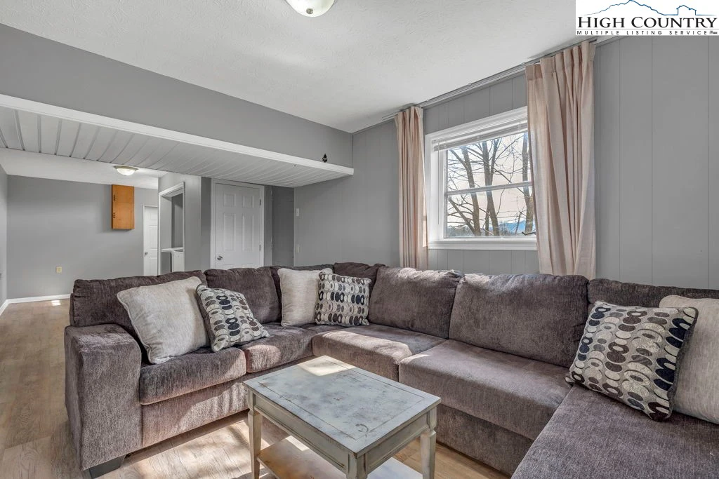 Image number 7 for the current listing