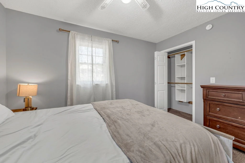 Image number 19 for the current listing