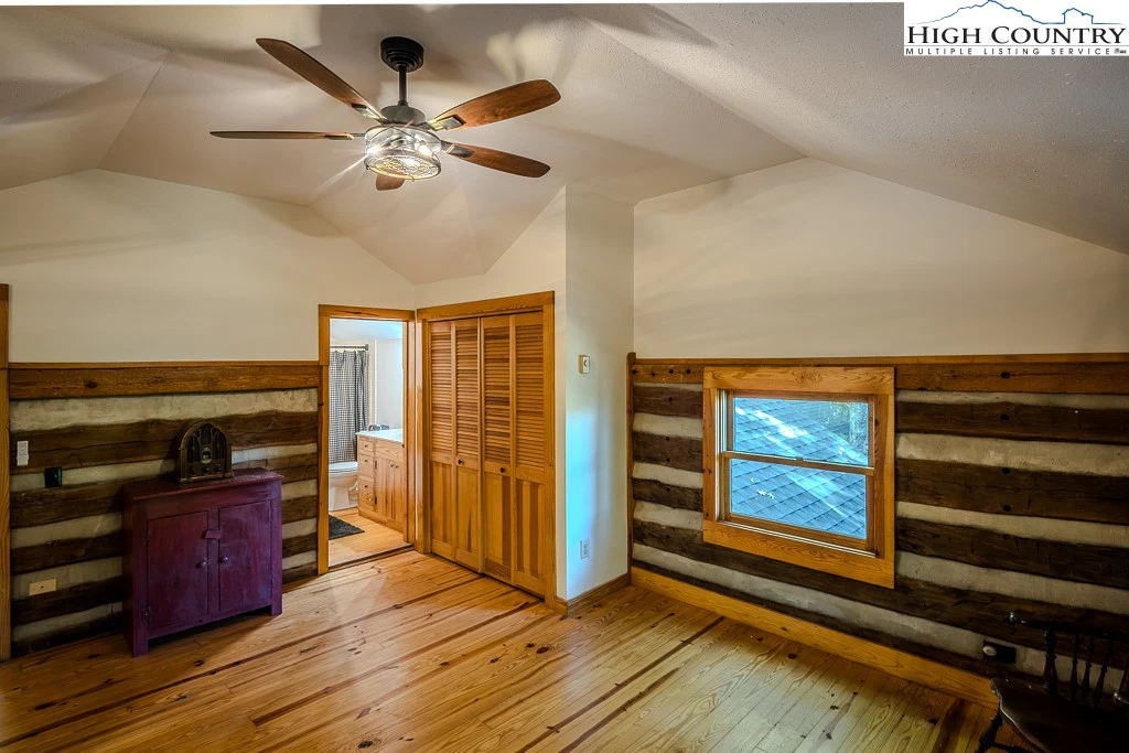 Image number 13 for the current listing