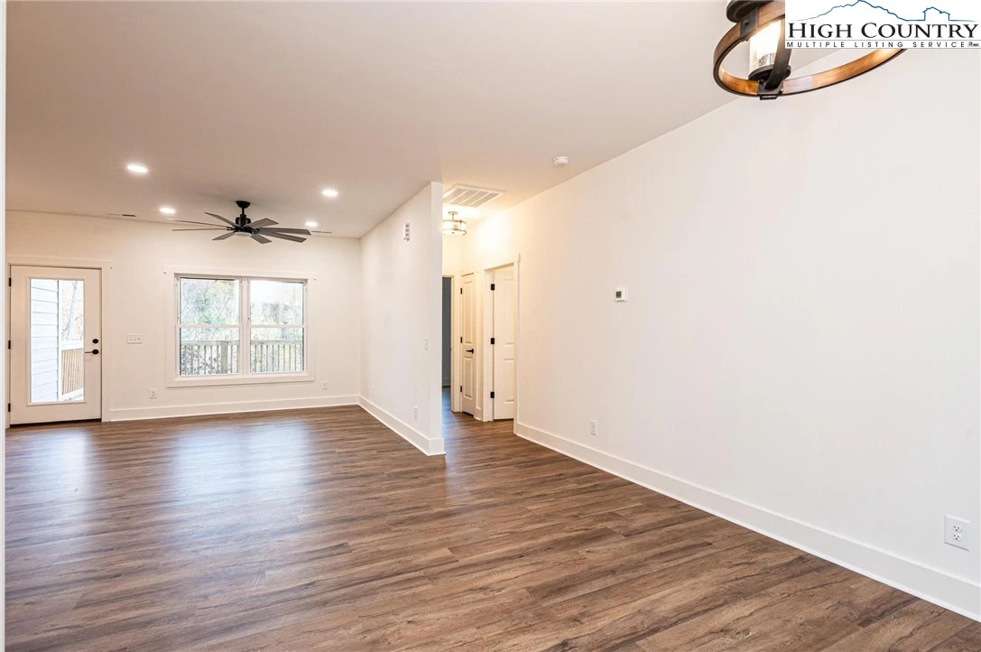 Image number 9 for the current listing