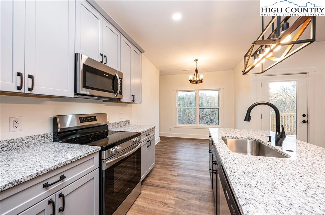 Image number 6 for the current listing