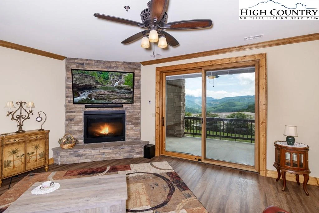 Image number 19 for the current listing